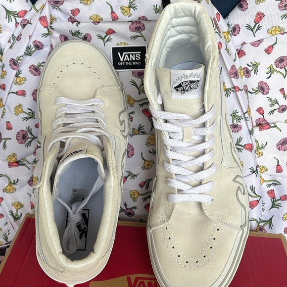 Vans Men’s Sk8-Hi Flame
Suede White/White
VN0005UJWWW
Sneakers - Picture 13 of 16